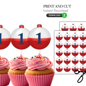 Puede incluir: Toppers de cupcake imprimibles con flotadores rojos y blancos con n&uacute;meros azules. Los toppers est&aacute;n dise&ntilde;ados para una fiesta con tem&aacute;tica de pesca. La imagen tambi&eacute;n incluye una hoja de toppers de flotadores imprimibles y un par de tijeras.