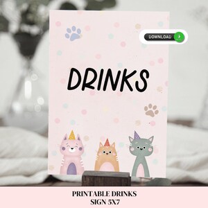 Peut inclure: Affiche imprimable avec le mot "DRINKS" en texte noir sur un fond rose avec des pois blancs. Trois chats de dessin animé portant des chapeaux de fête sont en bas de l'affiche. L'affiche mesure 5x7 pouces.