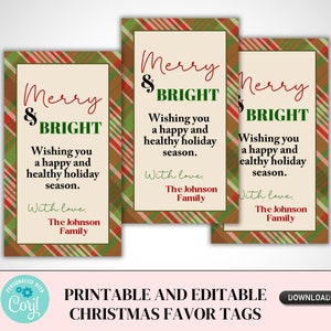 Może przedstawiać: Trzy drukowane etykiety na prezenty świąteczne z kratkowanym tłem. Etykiety zawierają tekst "Merry & Bright" z świątecznym pozdrowieniem i słowa "Z miłością, Rodzina Johnson&oacute;w".