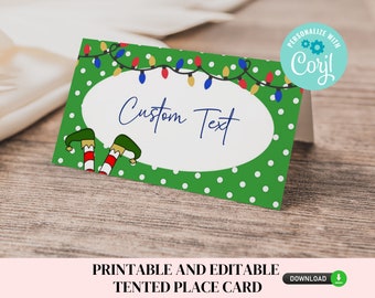 Puede incluir: Tarjeta de lugar de Navidad imprimible con fondo verde y lunares blancos. La tarjeta presenta una guirnalda de luces festiva y piernas de duendes que sobresalen de la parte inferior. El texto "Custom Text" está escrito en un óvalo blanco en el centro de la tarjeta.
