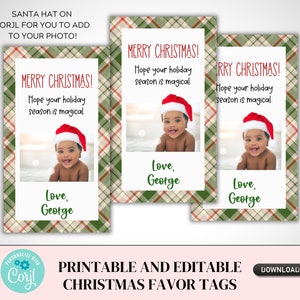 Peut inclure: Trois &eacute;tiquettes de faveur de No&euml;l imprimables avec un fond &agrave; carreaux vert et rouge. Chaque &eacute;tiquette pr&eacute;sente une photo d'un b&eacute;b&eacute; portant un bonnet de P&egrave;re No&euml;l et le texte "Joyeux No&euml;l ! J'esp&egrave;re que votre saison des f&ecirc;tes sera magique. Avec amour, George".
