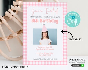 Pode incluir: Convite de festa de aniversário em gingham rosa e branco com uma foto de uma menina usando um chapéu de festa rosa. O convite diz "You're Invited!" e inclui o texto "Please join us to celebrate Tina's 5th Birthday".