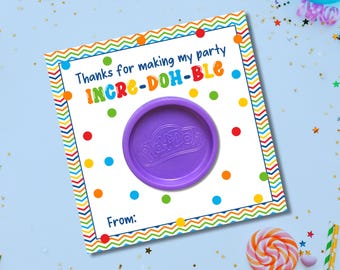 Peut inclure: Une carte de remerciement colorée avec un pot de pâte à modeler Play-Doh dessus. La carte dit "Merci d'avoir rendu ma fête incre-doh-ble."