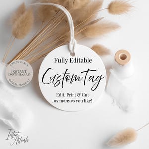 以下が含まれることがあります： 黒い筆記体で「Fully Editable Custom Tag」と書かれた白い丸いカスタムタグ。タグには「Edit, Print & Cut as many as you like!」と「Instant Download Digital Product」の文字が入っています。白い紐が取り付けられています。