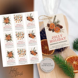 Może przedstawiać: Zestaw świątecznych etykiet do potpourri i torebka potpourri. Etykiety przedstawiają ilustracje suszonych plasterków pomarańczy, szyszek i zieleni z napisem "JOLLY HOLIDAY SIMMERING POTPOURRI". Torebka zawiera suszone pomarańcze i szyszki.