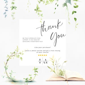 Op de afbeelding: Een digitale kunstprint met de woorden "thank you" in elegant schrift. Het ontwerp toont aquarel groen en een open boek. De tekst moedigt fotorecensies aan voor een gratis aanbieding. Het logo van Instant Artworks is ook zichtbaar.