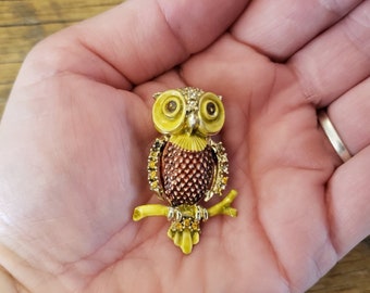 Detailed owl brooch, Costume owl jewelry, wildlife owl pin, gift for her, animal jewelry pin, graduation gift, bird brooch jewelry, owl pin