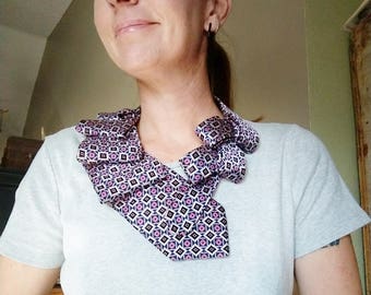 Pink necktie necklace with delicate pattern