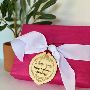 Il biglietto di auguri in legno funge anche da ornamento ricordo