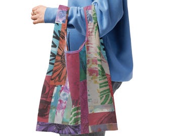 Peut inclure: Un sac fourre-tout coloré avec un motif patchwork. Le sac présente une variété de motifs floraux et abstraits dans des tons de rose, de bleu, de vert et d'orange. Le sac est tenu par une personne portant un sweat à capuche bleu.