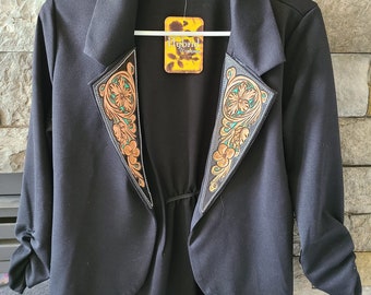 Grand blazer noir pour femmes avec revers estampés