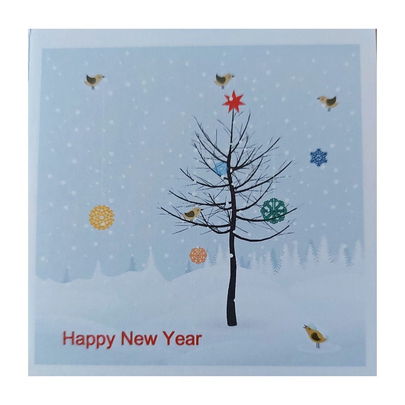 K&ouml;nnte beinhalten: Eine blaue und wei&szlig;e Winter-Gru&szlig;karte mit einer schwarzen Silhouette eines Baumes, der mit bunten Ornamenten und einem roten Stern oben verziert ist. Der Text "Happy New Year" ist unten auf der Karte in Rot gedruckt.