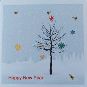 K&ouml;nnte beinhalten: Eine verschneite Winterlandschaft mit einem kahlen Baum, der mit Schneeflocken und einem roten Stern verziert ist. Der Text "Happy New Year" steht in rot am unteren Rand der Karte.