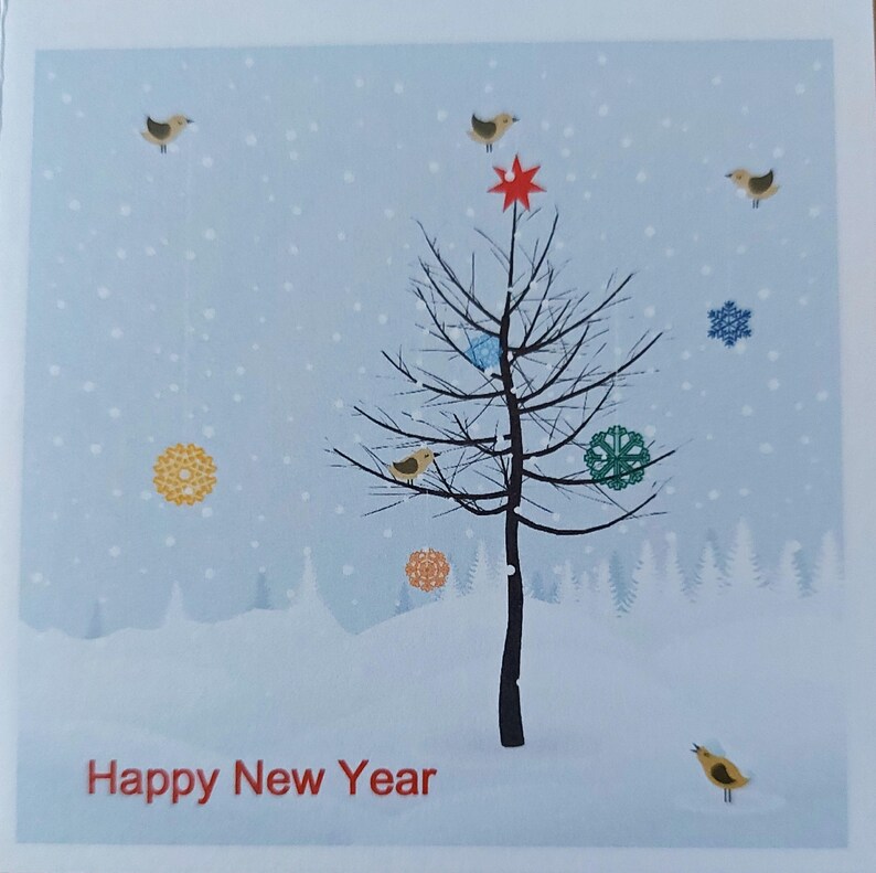 K&ouml;nnte beinhalten: Eine verschneite Winterlandschaft mit einem kahlen Baum, der mit Schneeflocken und einem roten Stern verziert ist. Der Text "Happy New Year" steht in rot am unteren Rand der Karte.