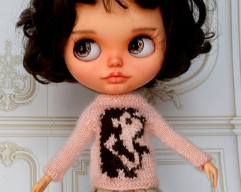 Blythe sweater with hedgehog Hand knitted pale pink pullover with animal motif 1:6 scale doll clothes