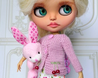 Blythe Doll Pullover: Gestrickte Pinke Wolljacke mit Kirschen