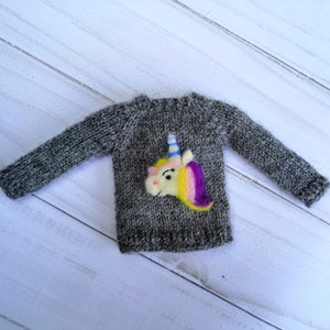 Pull gris Blythe : tenue de poupée licorne en laine