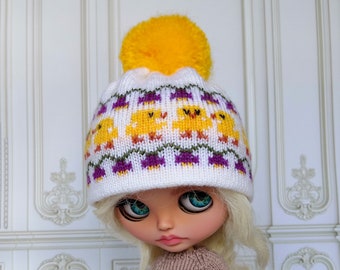 Blythe hat White knit hat with chicks and flowers with yellow pompom