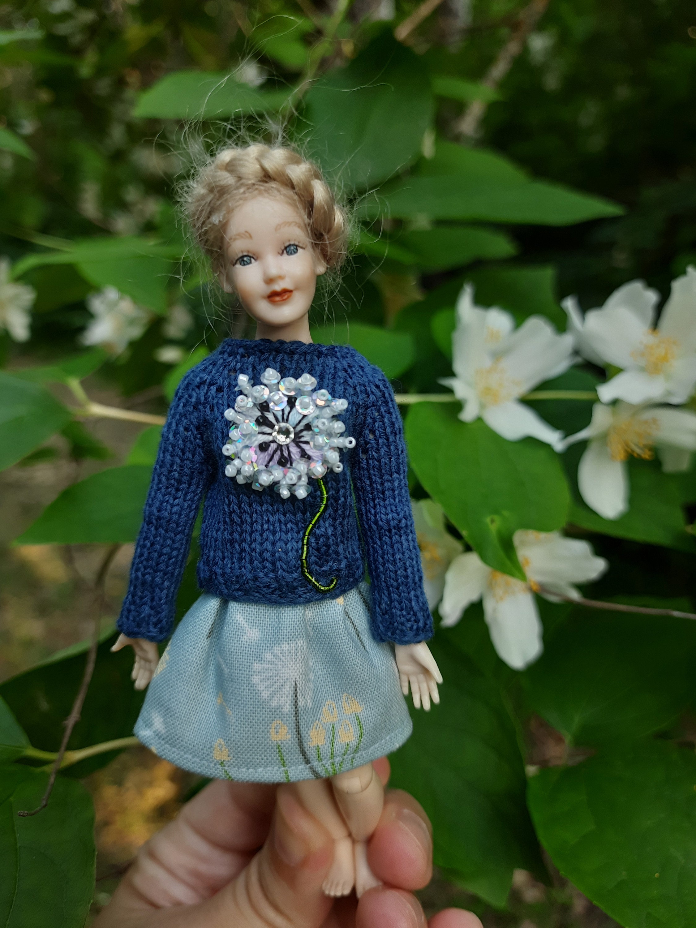 Mignonne petite poupée cousue à la main, robe bleue cheveux gingembre  échelle 1/12ème Jouet enfant inspiré Waldorf -  France