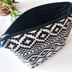 Ankara toiletey bag, Cosmetic pouch African print, Bogolan pouch, Large makeup bag, Cosmetic storage bag, Wax print bag, Zipper pouch