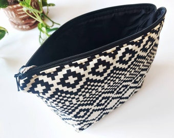 Ankara toiletey bag, Cosmetic pouch African print, Bogolan pouch, Large makeup bag, Cosmetic storage bag, Wax print bag, Zipper pouch
