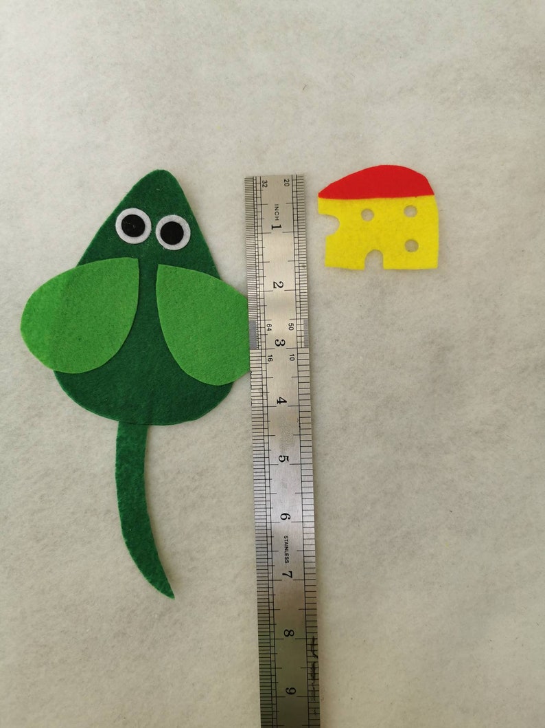 Who has the Cheese Felt Board Story Set/Mouse Flannel Board/Preschool/Creative Play/Color Theme/Circle Time/Creative Play/Teaching Resources imagem 5