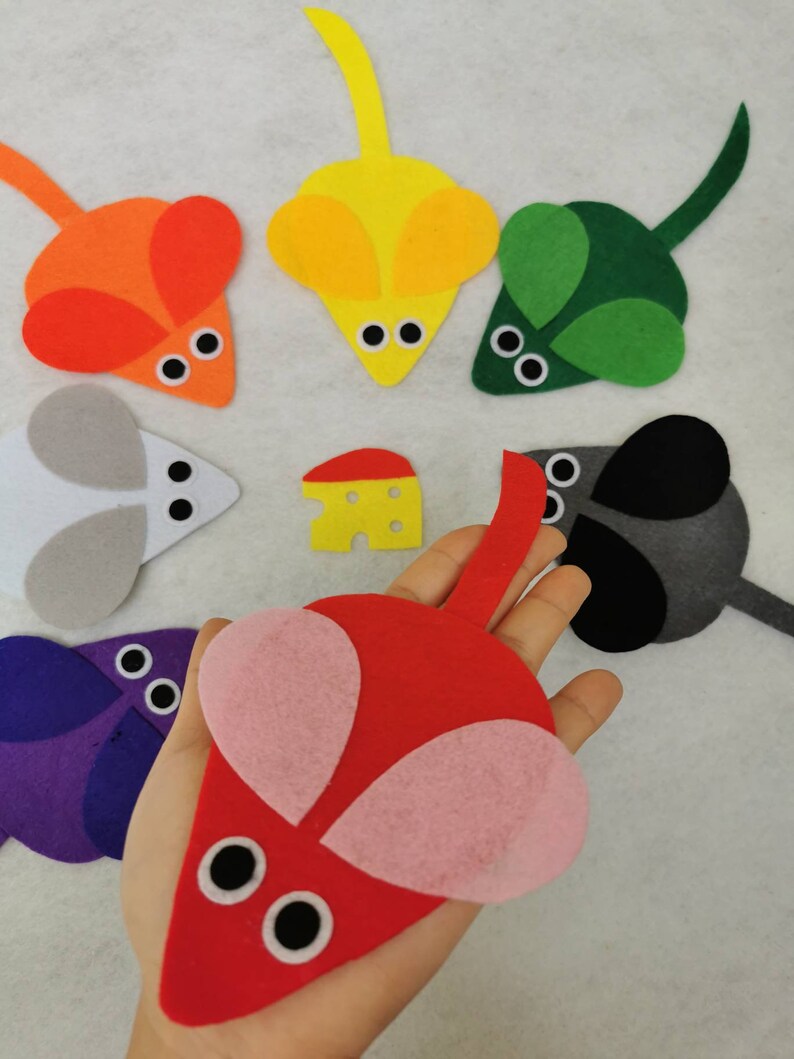 Who has the Cheese Felt Board Story Set/Mouse Flannel Board/Preschool/Creative Play/Color Theme/Circle Time/Creative Play/Teaching Resources imagem 2