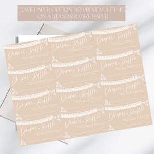 Peut inclure: Une feuille imprimable de billets de tombola pour couches avec un fond brun clair et du texte blanc. Le texte indique "Diaper Raffle" et "Apportez un paquet de couches (toute taille) pour avoir une chance de gagner un prix !"