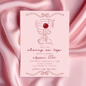 Könnte beinhalten: Rosafarbene Einladungskarte mit einer Illustration eines Kirschcocktails und dem Text "She's the cherry on top" und "alyssa's 21st". Die Einladung enthält Veranstaltungsdetails wie Datum, Uhrzeit und Ort.