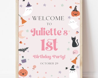 Puede incluir: Un cartel de fiesta de cumpleaños de Halloween rosa y blanco con el texto "¡Bienvenido a la 1ª fiesta de cumpleaños de Juliette! 29 de octubre". El cartel está decorado con estrellas, murciélagos, fantasmas, calabazas y maíz dulce.