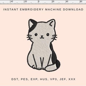 Peut inclure: Un motif de broderie représentant un chat assis avec des marques noires et blanches. Le chat a de grands yeux et des moustaches. Le texte "INSTANT EMBROIDERY MACHINE DOWNLOAD" est en haut. En dessous, les formats de fichiers: DST, PES, EXP, HUS, VP3, JEF, XXX.