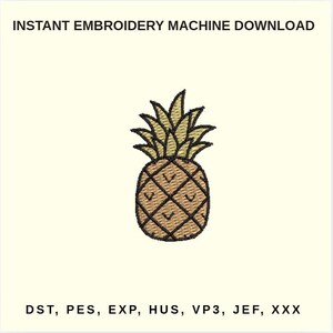 Könnte beinhalten: Ein Stickmuster einer Ananas mit beigem Körper und grünen Blättern, mit schwarzen Umrissen. Der Text lautet INSTANT EMBROIDERY MACHINE DOWNLOAD oben und DST, PES, EXP, HUS, VP3, JEF, XXX unten auf einem cremefarbenen Hintergrund.