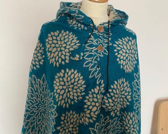 Mönstrad poncho i 100 % ull