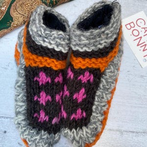 Op de afbeelding: Een witte keramische mok met een zwart handvat en de tekst "But First, Coffee" in een handschriftstijl. De mok staat op een wit oppervlak. De mok wordt waarschijnlijk gebruikt voor warme dranken.