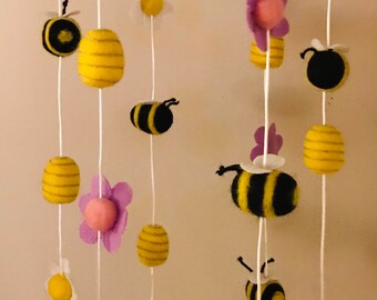 Abeille occupée Mobile, Abeille Mobile, Décoration de chambre d'enfant, Mobile feutré, Chambre d'enfant, Abeilles feutrées, Mobile bébé, Cadeau de baptême.