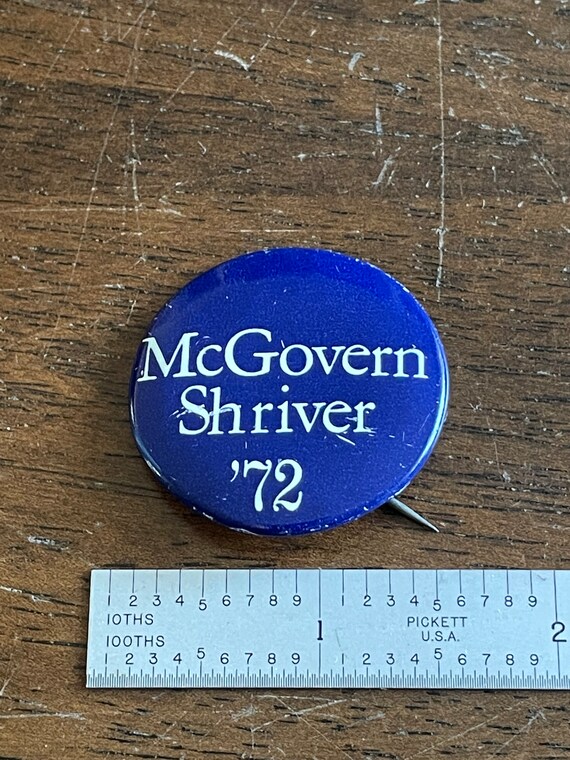 Vintage 1972 “McGovern Shriver ‘72“ button in blu… - image 1