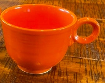 1950's Vintage Genuine Fiestaware 3" Homer Laughlin Original coffee cup in arancione.