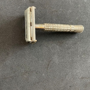 1950's (Maybe 1954) Vintage Gillette, 195 Z3 Flare Tip, super speed double edge safety razor with silver handle and no bezel