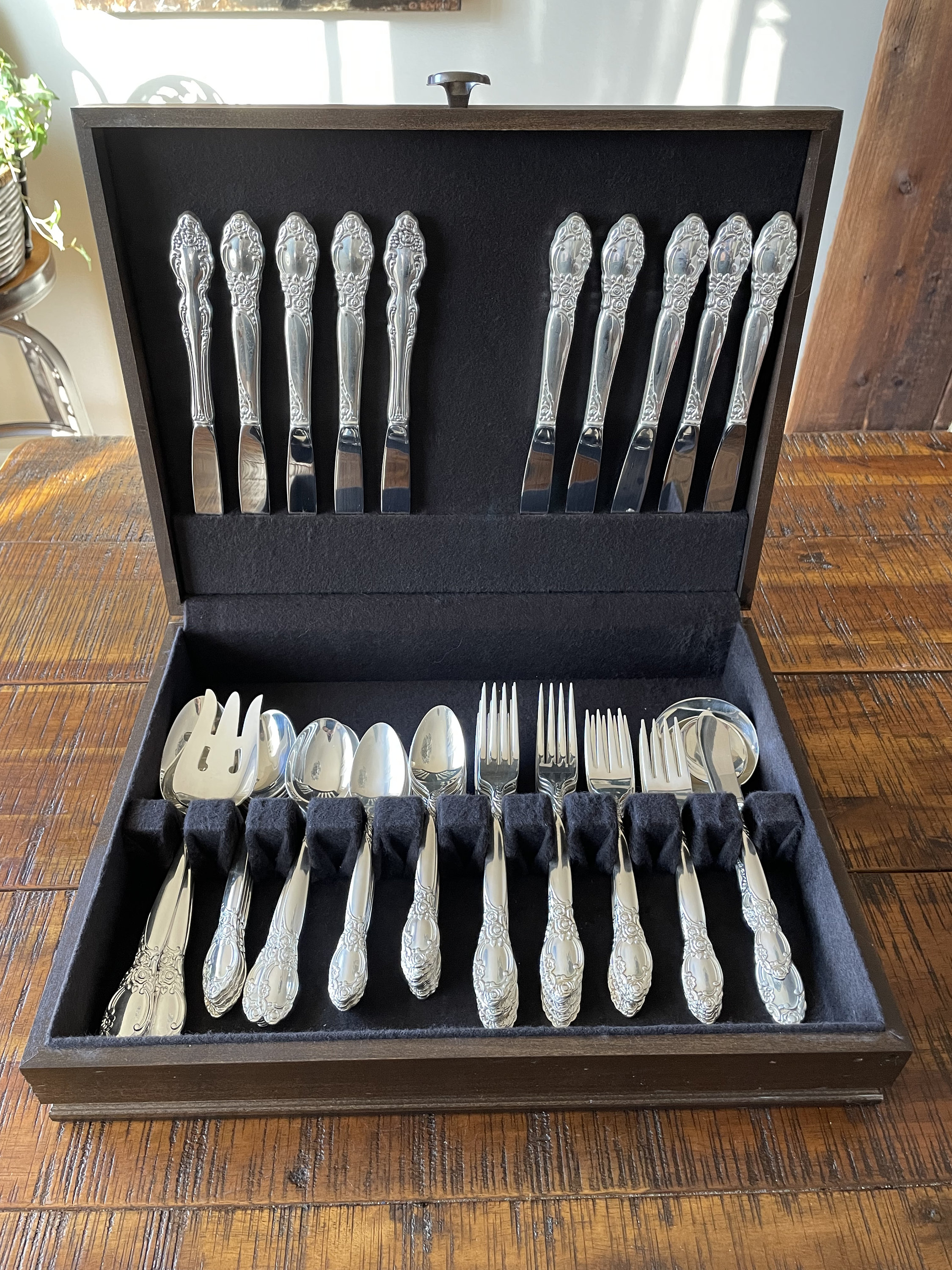 Beautiful Vintage, 1995 Oneida Calilily Silver Flatware Set in