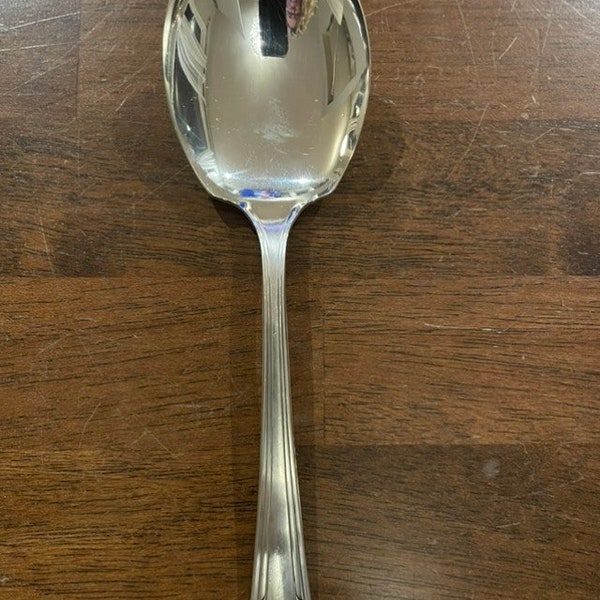 Beautiful vintage 1950’s Oneida Silver serving spoon stamped Carlton Silverplate.