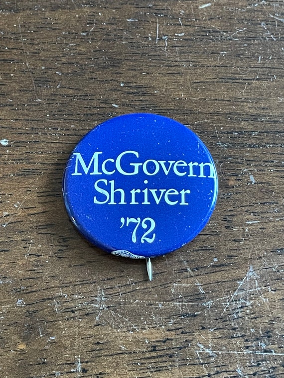 Vintage 1972 “McGovern Shriver ‘72“ button in blu… - image 2