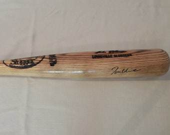 Questo è un Tom Glavine 126 Louisville Slugger autografato, temperato a fiamma, pipistrello C243 originale