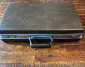 Vintage 1970’s brown hard-sided Samsonite slim attaché case, brown inside with multi pockets, and a 4 inch handle - presto lock, no key