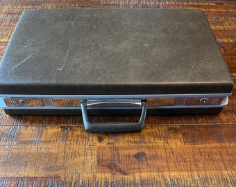 Vintage 1970er braune Samsonite Slim Attaché Tasche, braun innen mit mehreren Taschen und einem 4 Zoll Henkel - Presto Schloss, kein Schlüssel