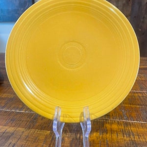 1936-1949 Vintage Genuine Fiestaware 9 1/2” dinner plate, Homer Laughlin Original in yellow.