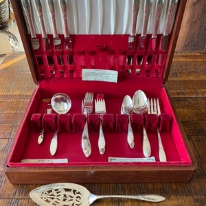 Beautiful vintage 1932 Community Lady Hamilton silver flatware set in original walnut box packed full - would make a beautiful wedding gift!