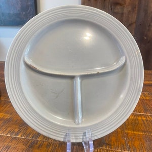 1950&#39;s Vintage Genuine Fiestaware 10 1/2 &quot;Plato de comedor de compartimento, Homer Laughlin Original en gris - tiene chips y desgaste