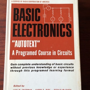 Puede incluir: Un libro blanco con un título rojo y negro que dice "BASIC ELECTRONICS" "AUTOTEXT" A Programed Course in Circuits. El libro es publicado por RCA Institutes, Inc. y es un servicio de Radio Corporation of America. La portada del libro presenta un diagrama de circuito simple.