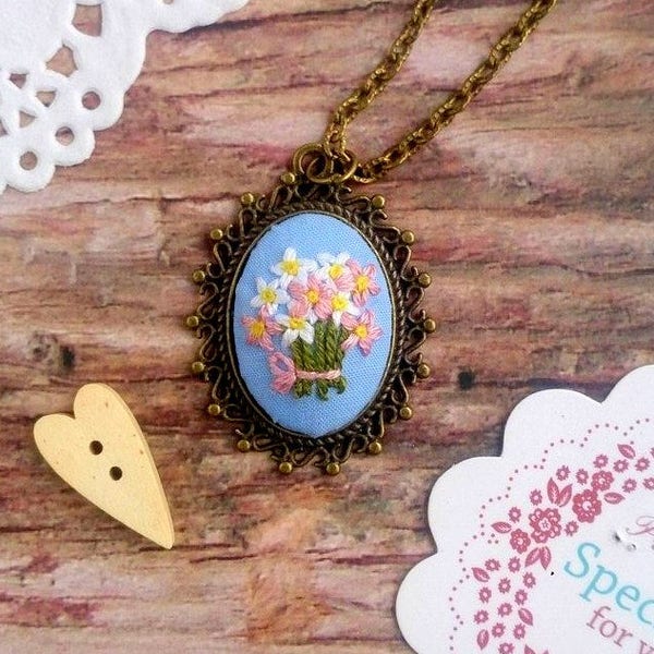 Fleur Marguerite collier cadeau personnalisé pour femme brodé crocus collier broderie Bijoux Pendentif bleu Pâques cadeau pour la fiancée Bouquet