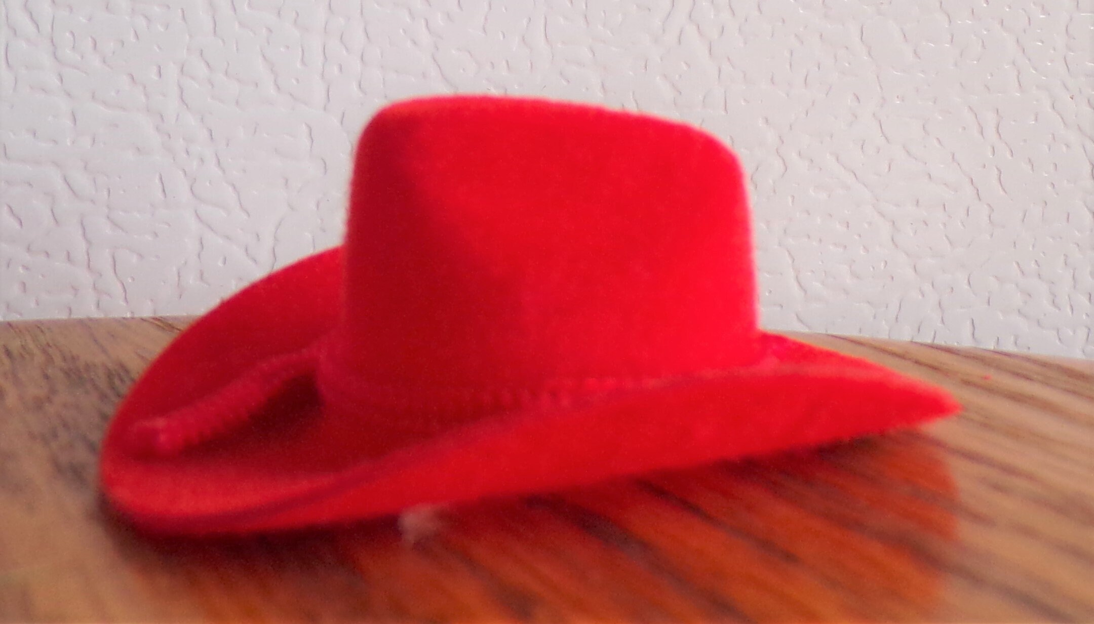 red felt cowboy hat